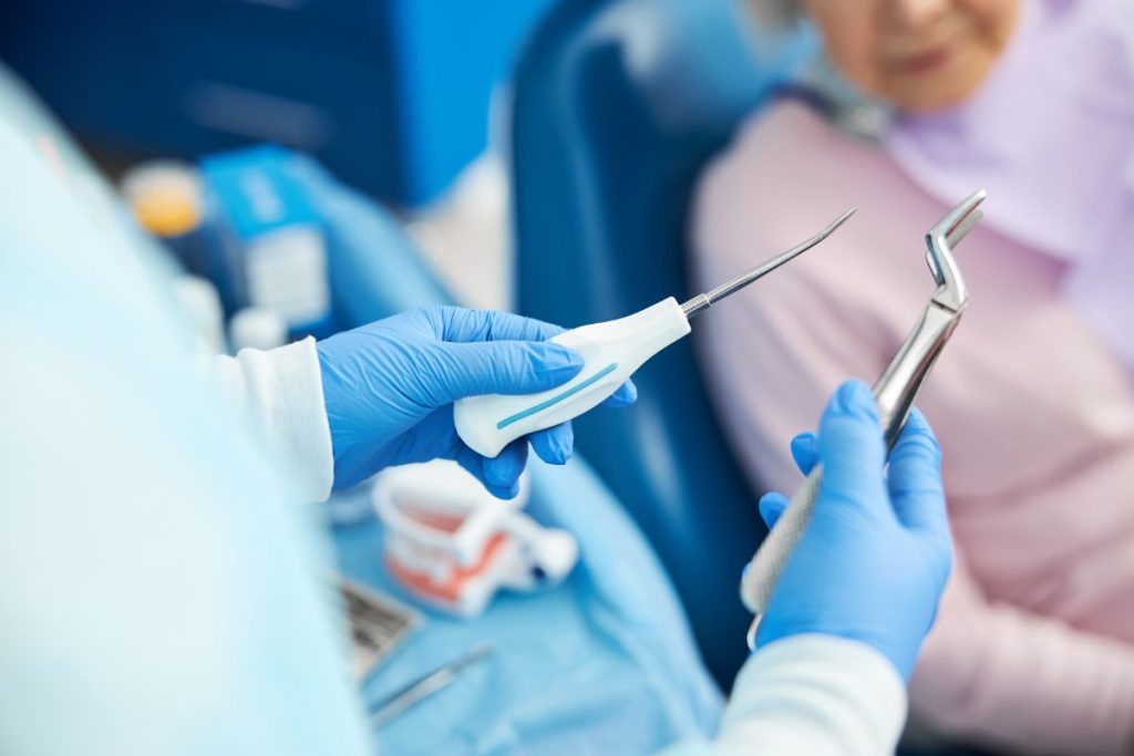 Dental Male Employee Is Demonstrating Extraction I 2021 09 03 23 32 37 Utc 1024x683